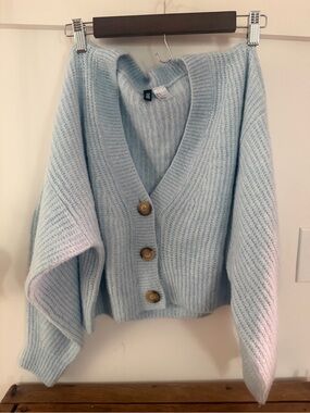 H&M Light Blue Cropped V-Neck Button Cardigan NWOT